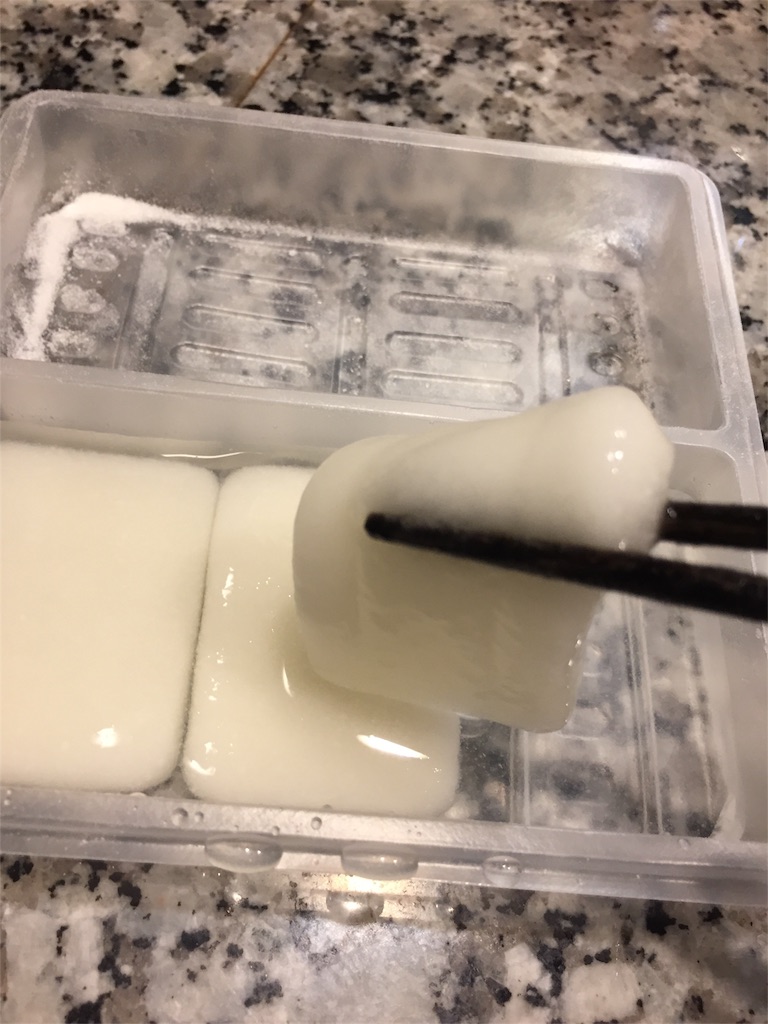 備蓄グルメ!5年保存可能なきなこもちを食べてみた - オカンハック 備蓄グルメ!5年保存可能なきなこもちを食べてみた - オカンハック