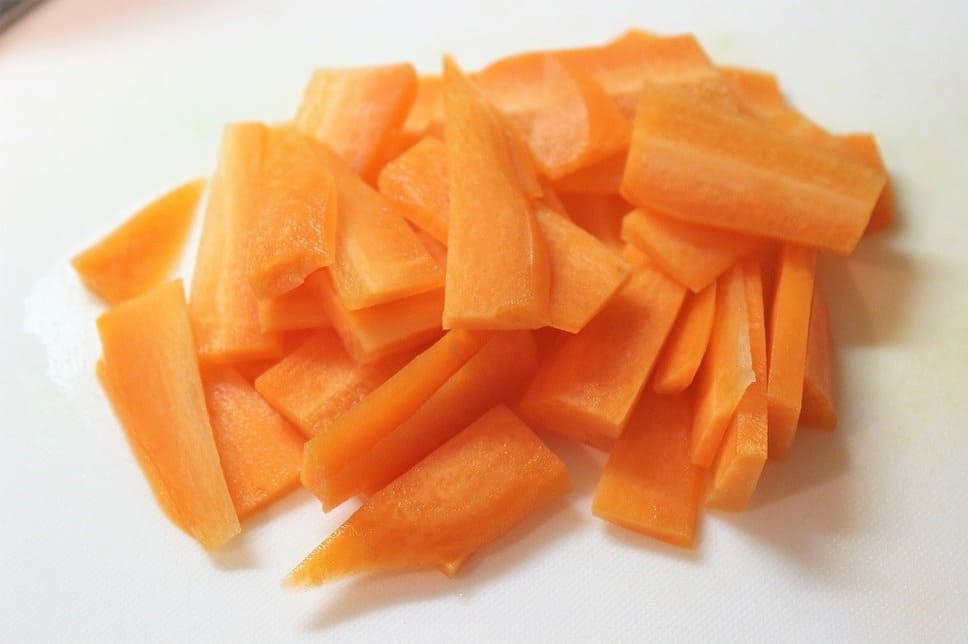 仕事で疲れて帰ってきたときの時短料理 炒めるだけでガツンと満足 こてっちゃんで野菜炒め まいにちdoda はたらくヒントをお届け
