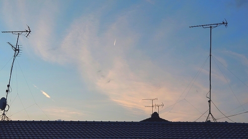 テレビアンテナと夕暮れ空