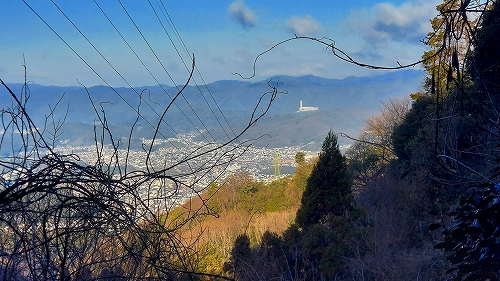 山中の巨大建造物は京都市東北クリーンセンター（ゴミ処理場）