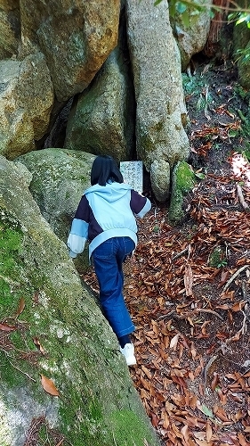 不動の押し分け岩に入っていく小学生の姪
