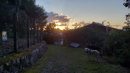 麓近くの夕暮れと翁２