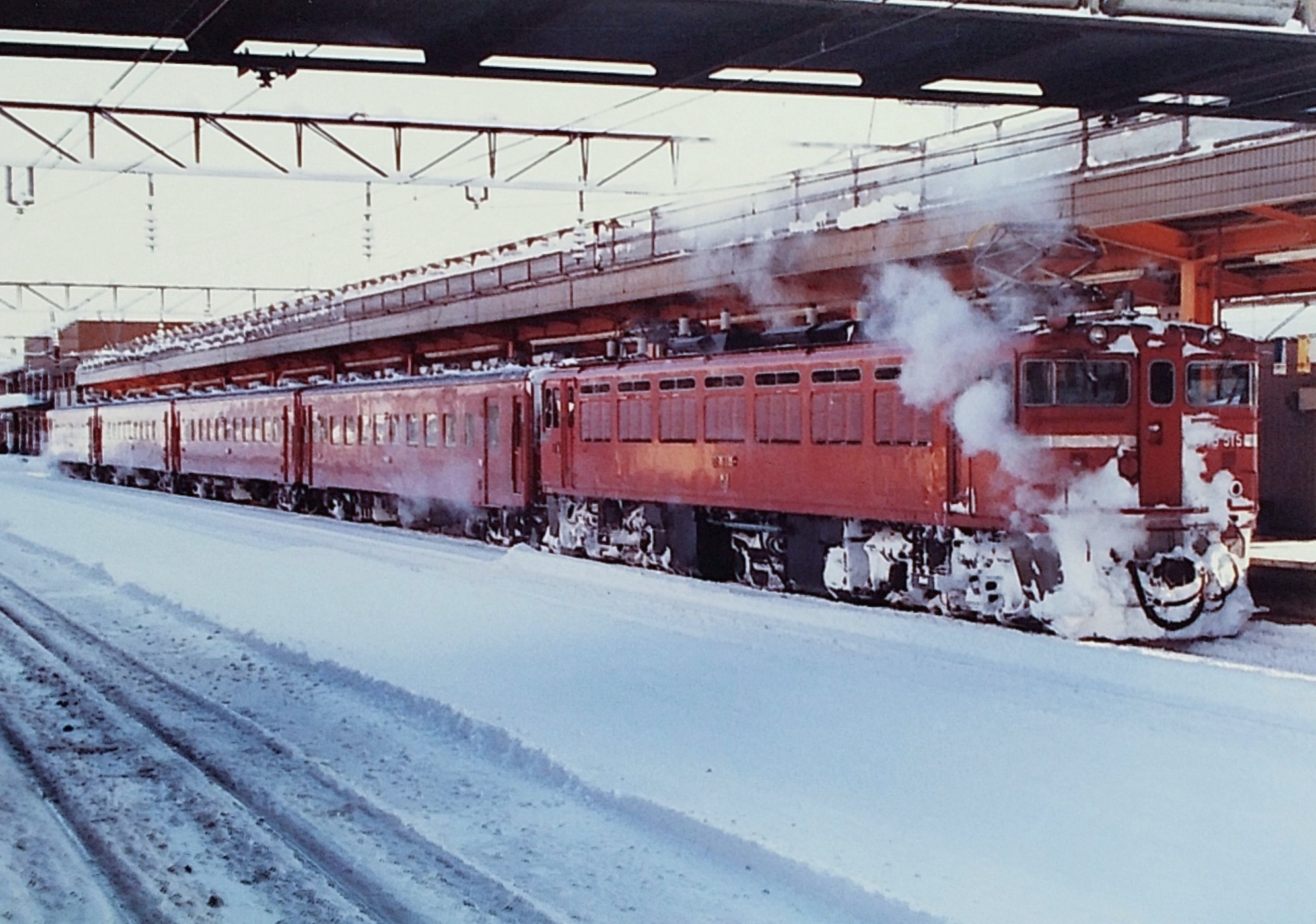 火曜日 過去鉄…1986年～87年冬北海道 雪まみれの車両たち