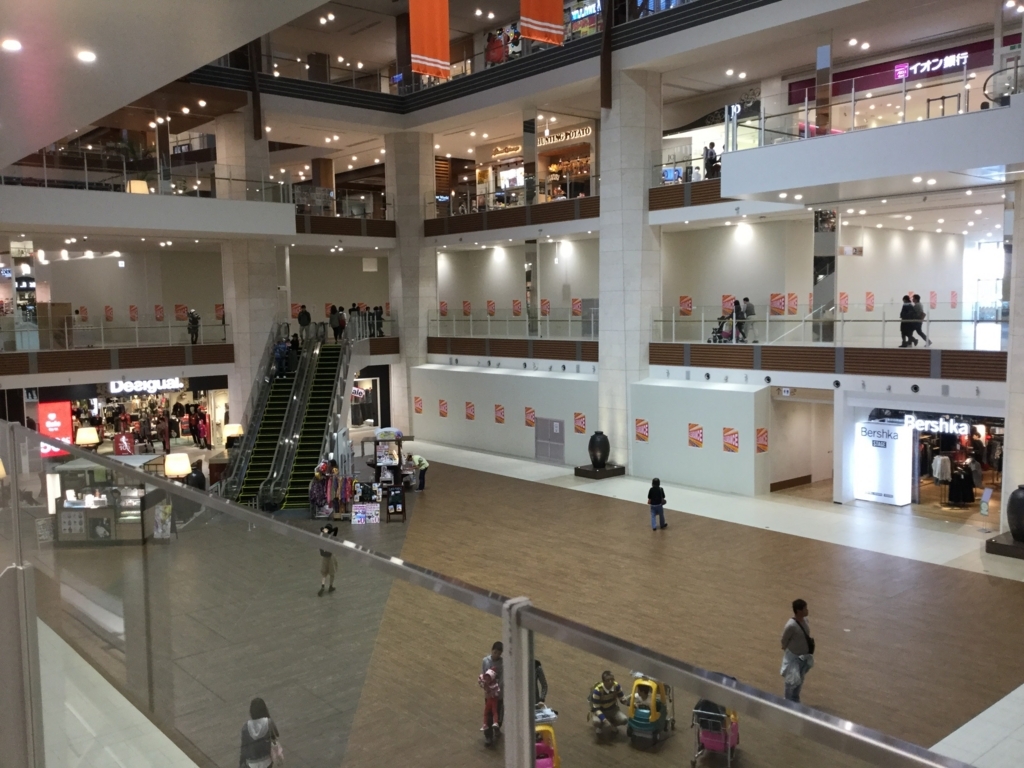 イオンライカム未来屋書房はタリーズのコーヒーを飲みながら本が読める しまぽいんと