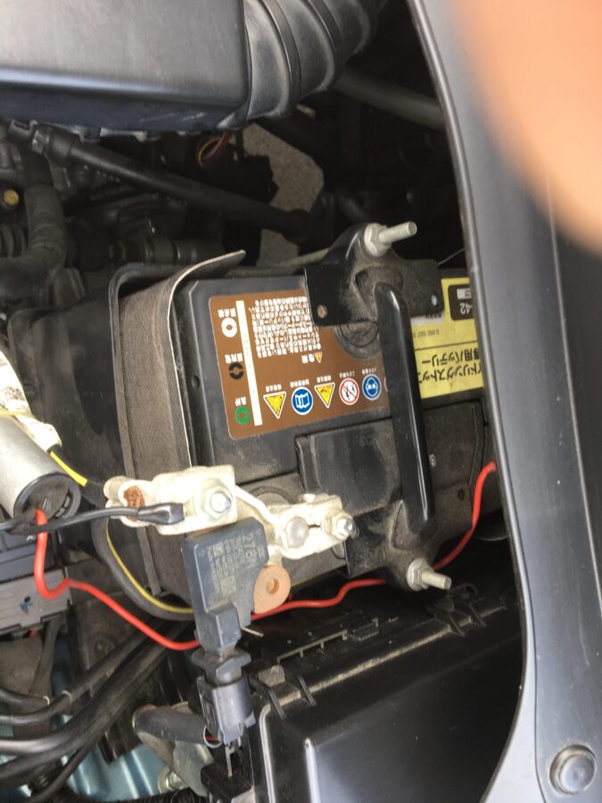 アイドリングストップ車のバッテリーは値段が高い 交換するタイミングも紹介 エコカーのブログ アイドリングストップ車のバッテリーは値段が高い 交換するタイミングも紹介 エコカーのブログ