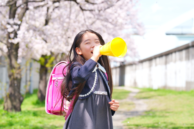 ランドセルを背負う小学生