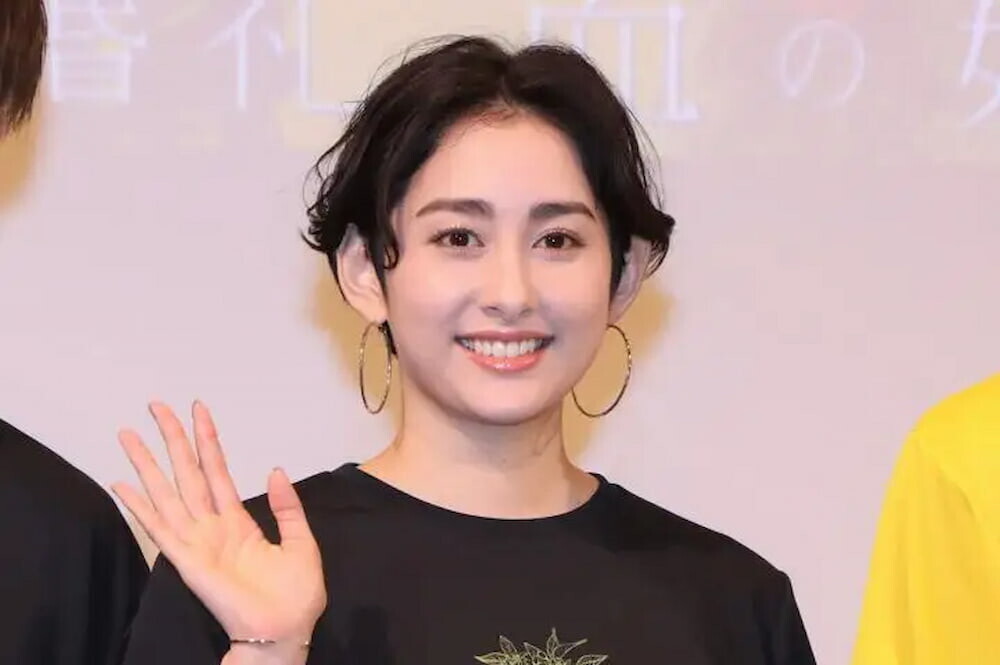 笑顔で前を向く早見あかりさんの最新の公式写真