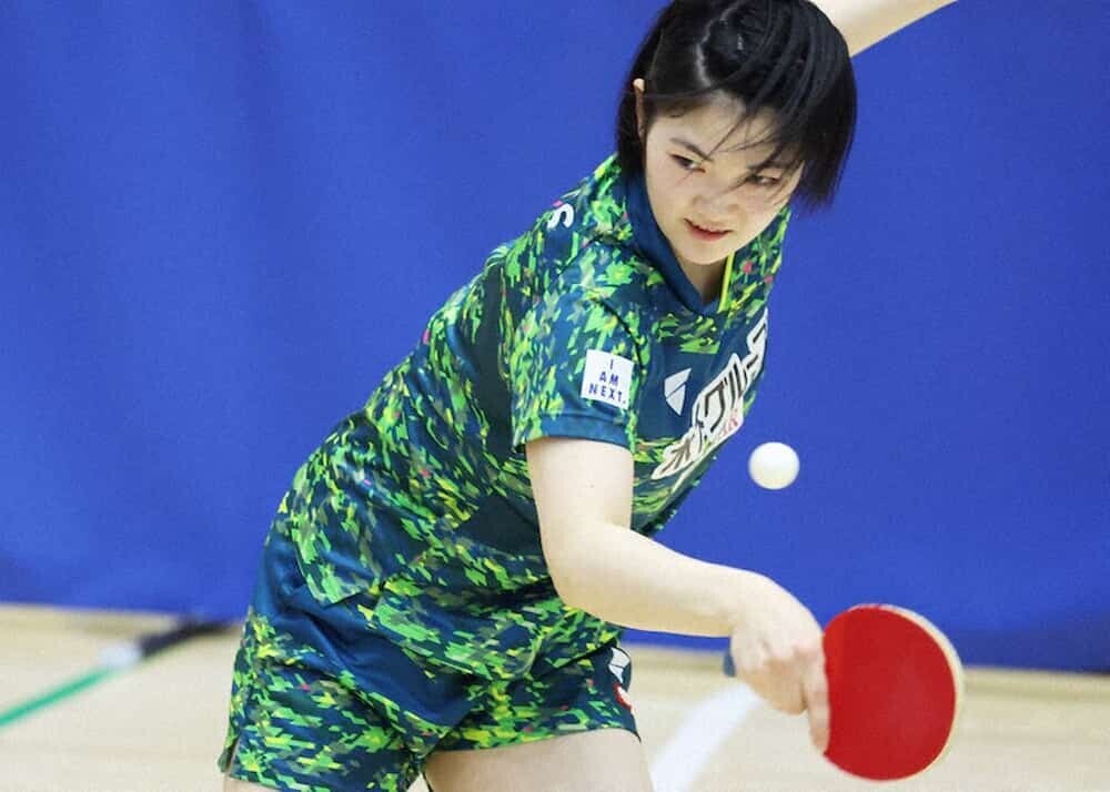 木原美悠選手のフォアハンドの瞬間