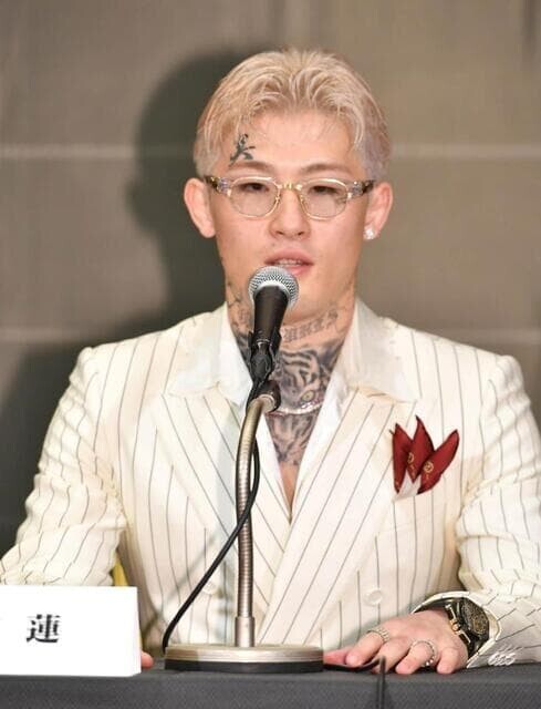 平本蓮 記者会見 スーツ姿