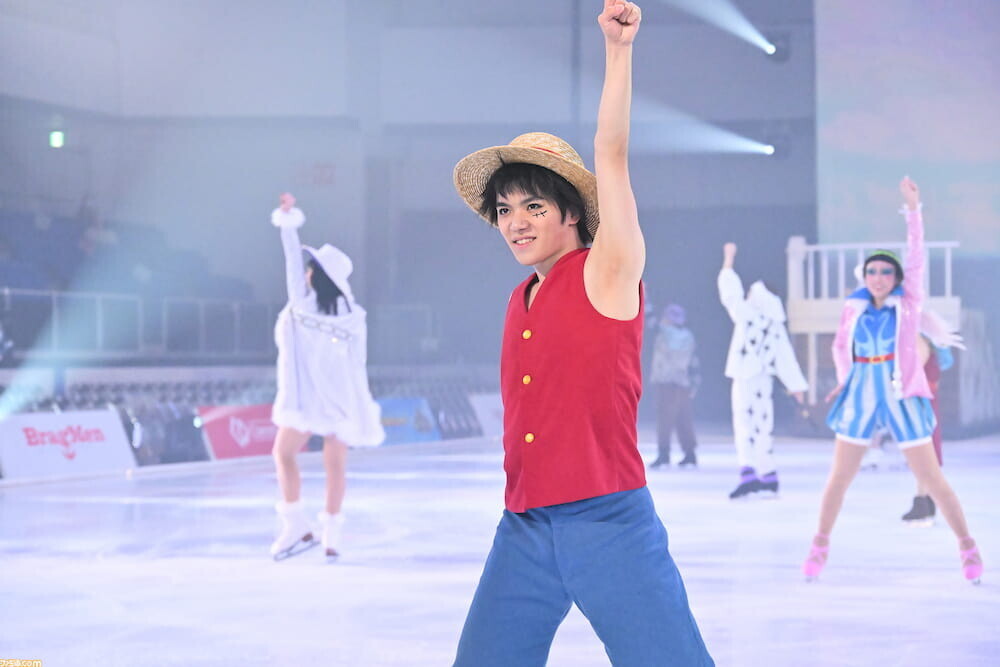 宇野昌磨選手がルフィの衣装で滑走している様子