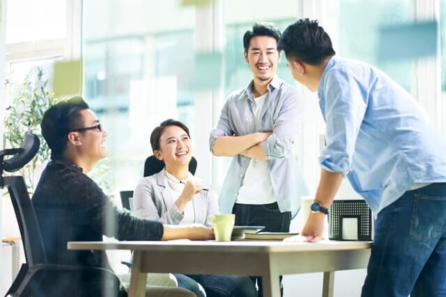 楽しそうに会話をする若者たちの様子