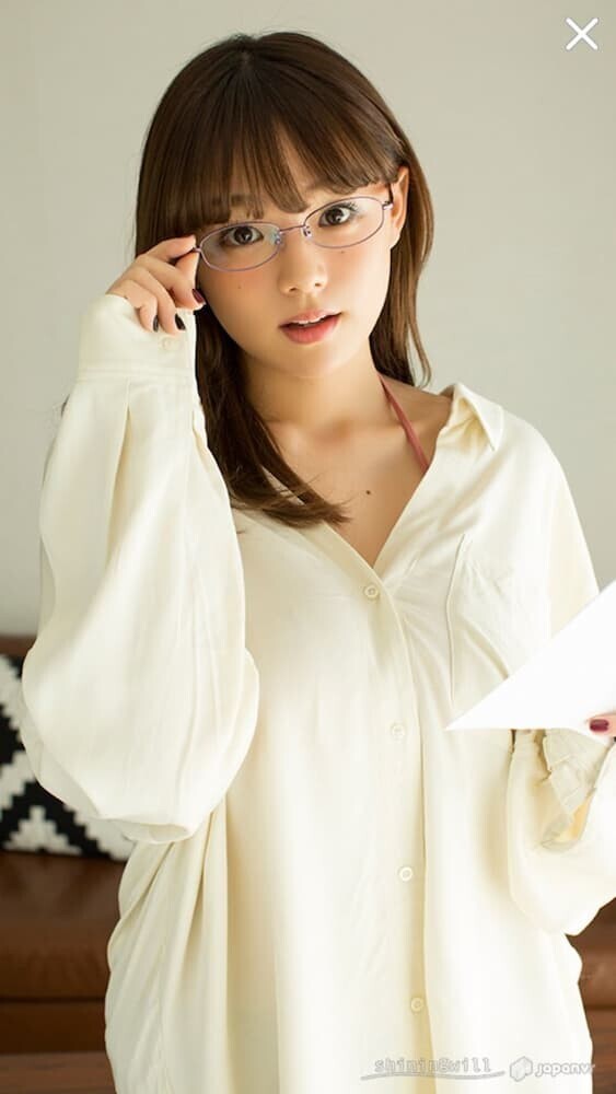 篠崎愛 メガネ