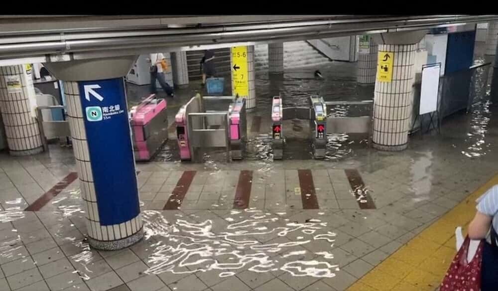 ゲリラ豪雨 駅前   