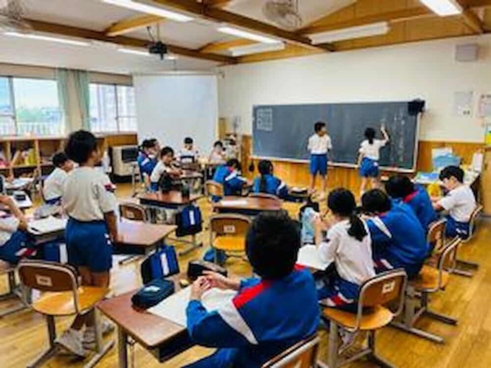 教室での話し合いの様子