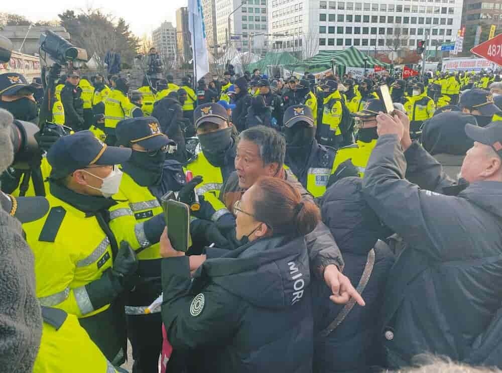 韓国国会前集会