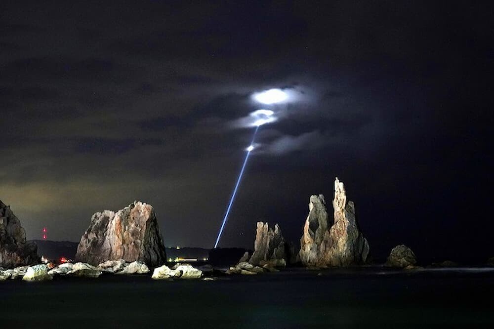 橋杭岩 ロケット
