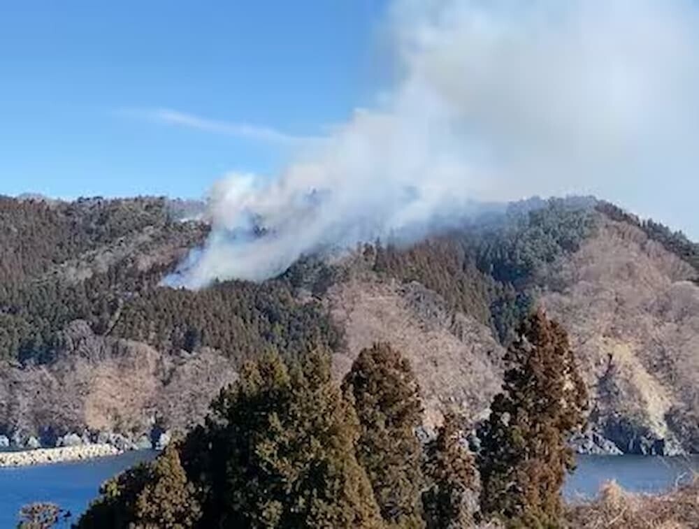 大船渡市 山火事 煙 上空