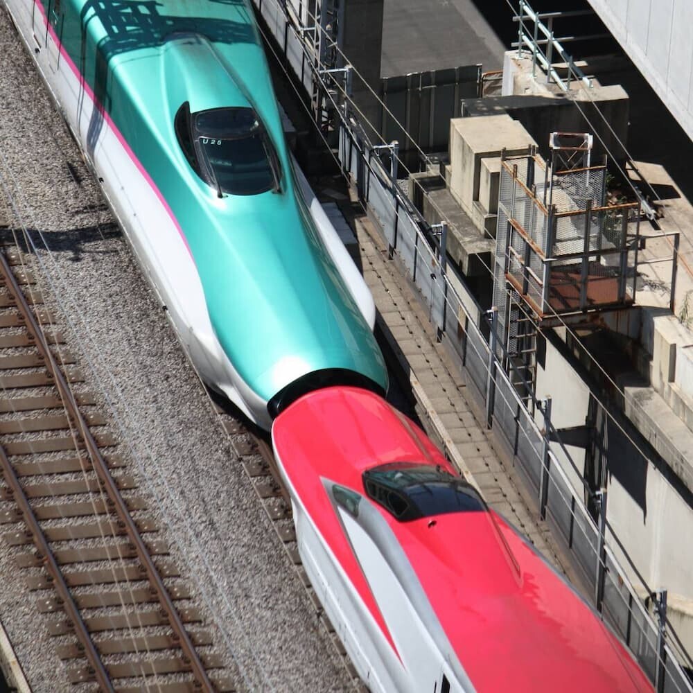連結走行中の東北新幹線はやぶさとこまち