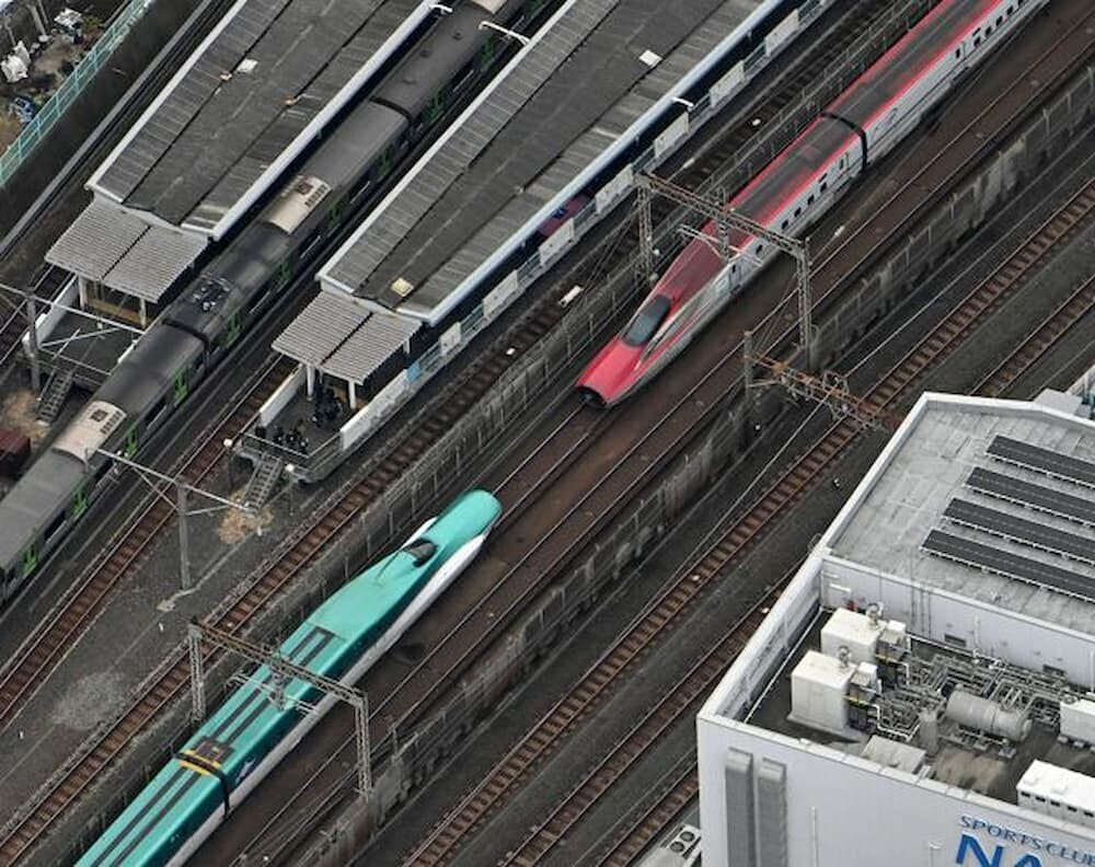 連結部分が分離して停車した東北新幹線
