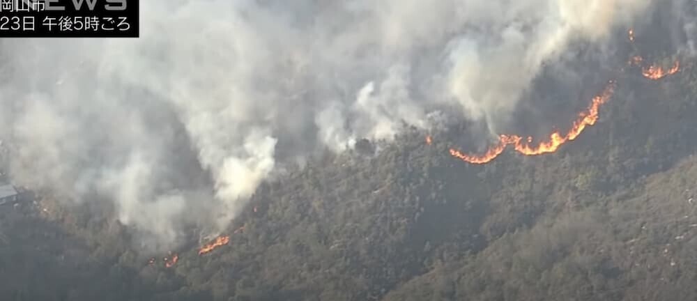 岡山市南区山火事上空写真 岡山市南区山火事上空写真 - 上空から見た広大な延焼範囲と消火活動の様子