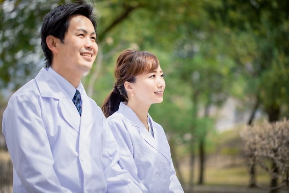 薬剤師国家試験の合格発表を喜ぶ白衣の学生たち