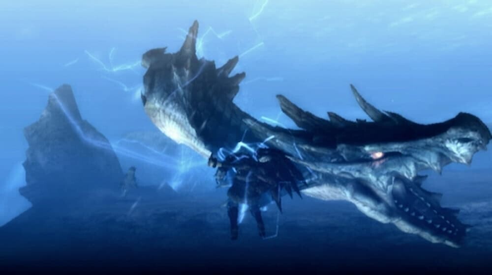 モンハン3での水中戦闘中のラギアクルス - 青と白の体色に背中の電気を帯びた器官が特徴的な海竜種モンスター