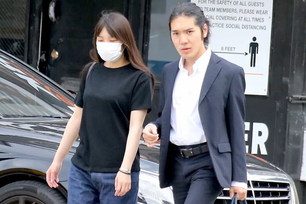 小室眞子さんが6万円のオーバーサイズコートを着用し、夫の小室圭さんと一緒にニューヨークのショッピングモールで買い物を楽しむ様子