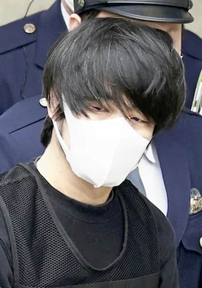 移送される山上徹也被告
