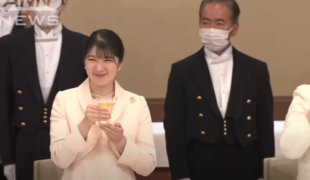 愛子さまが初めて出席された宮中晩餐会での正餐服姿