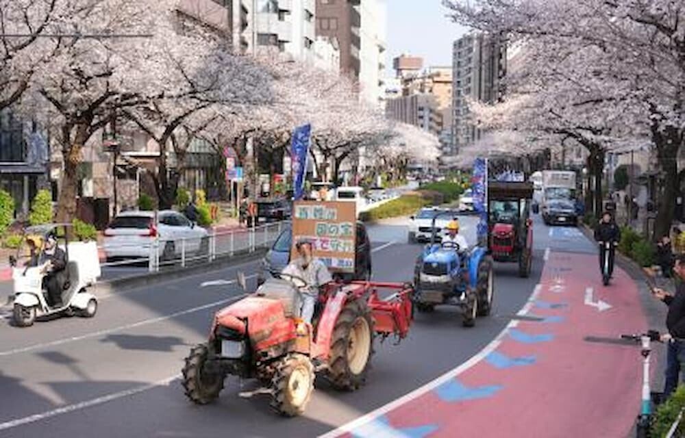 東京の都心部を約30台のトラクターが走る