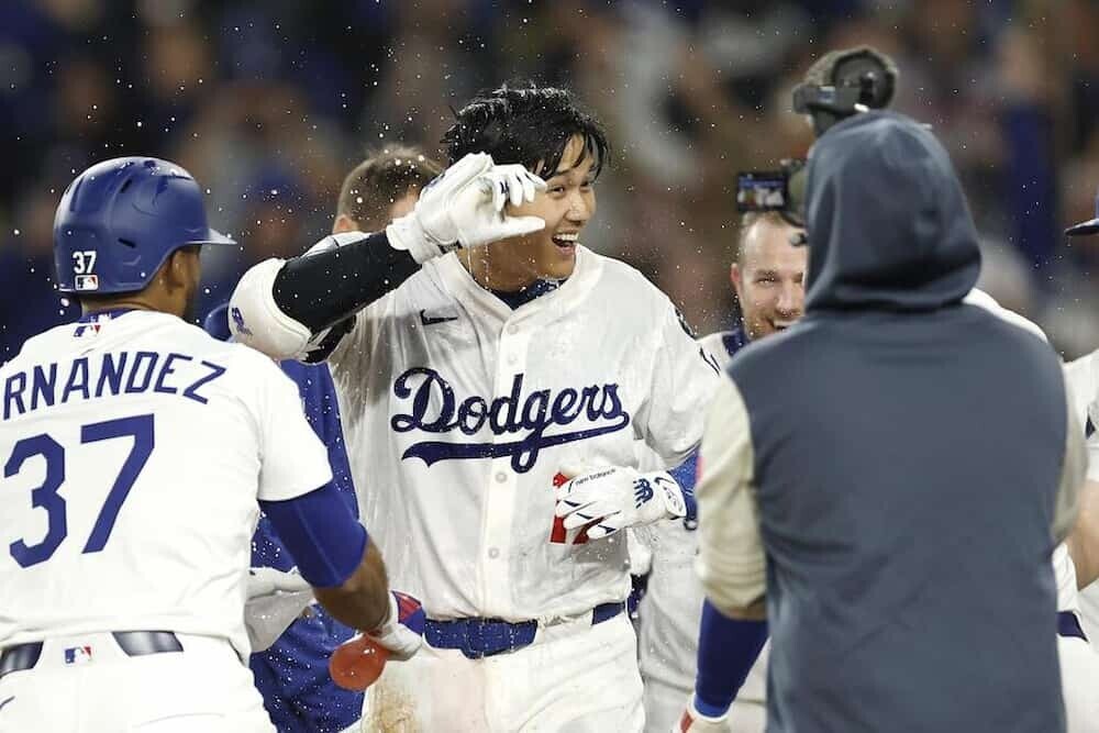 チームメイトから祝福を受ける大谷選手
