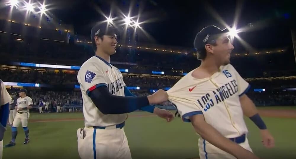 チームメイトと喜びを分かち合う大谷翔平