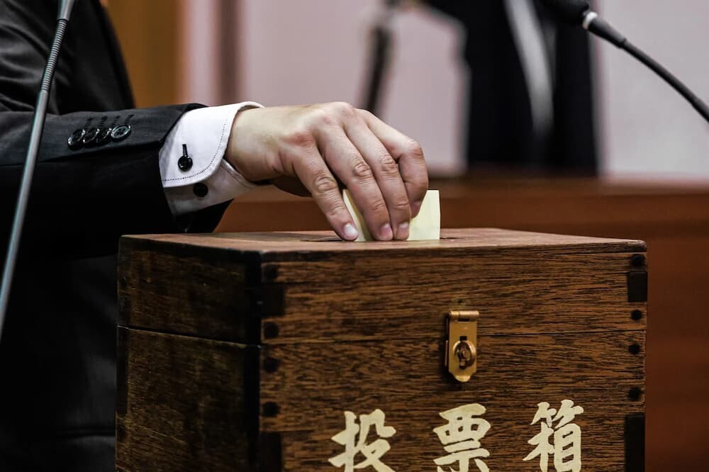 投票する市民の様子