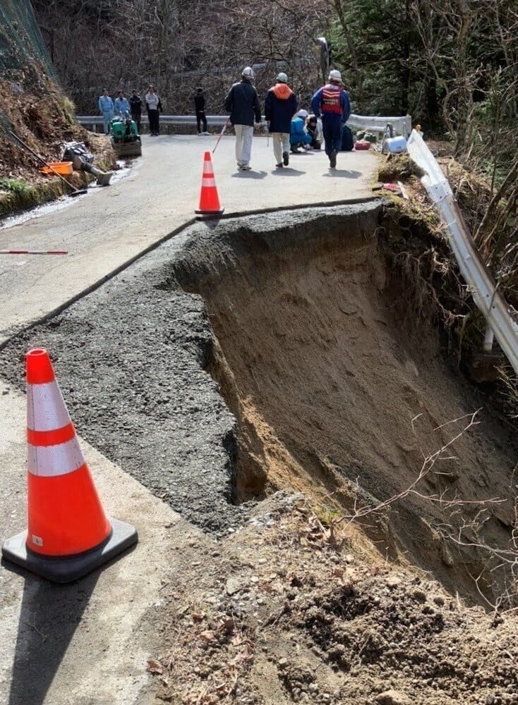 安曇野市 道路崩落 事故現場