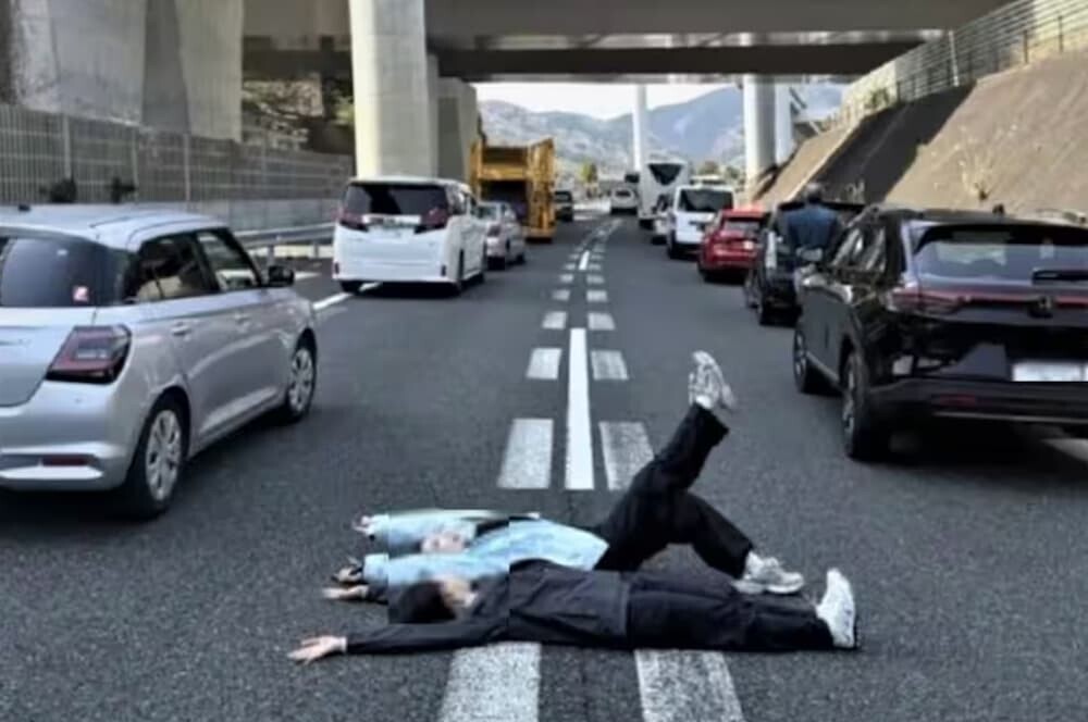 高速道路 中国人女性 寝そべり