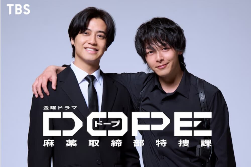 黒スーツ姿で向かい合う高橋海人と中村倫也