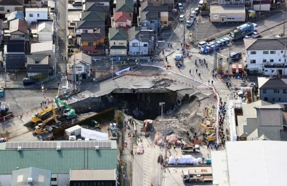 埼玉県八潮市の道路陥没事故現場の全景、大規模な工事が行われている様子