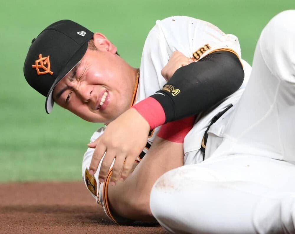  巨人・岡本和真選手が左肘を押さえて苦悶の表情を見せている様子