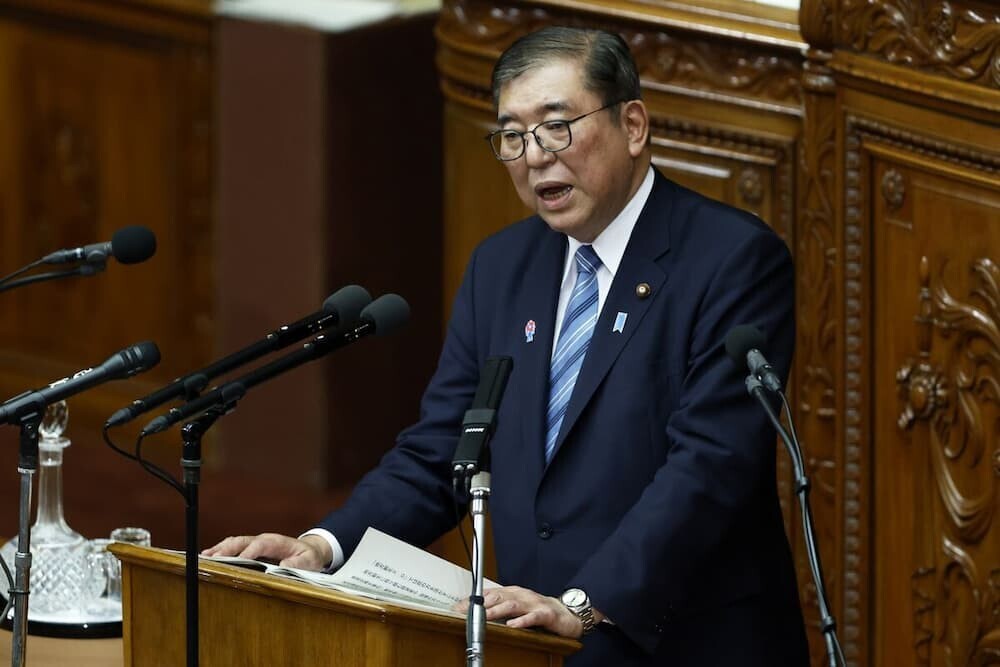 国会で答弁する石破首相