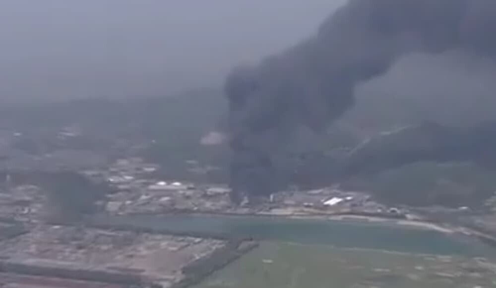 黒煙が上がる大和技研工業笠岡工場の火災