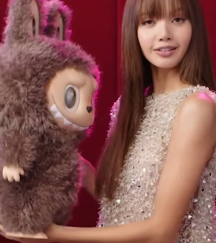 ラブブぬいぐるみを持つBLACKPINKリサ