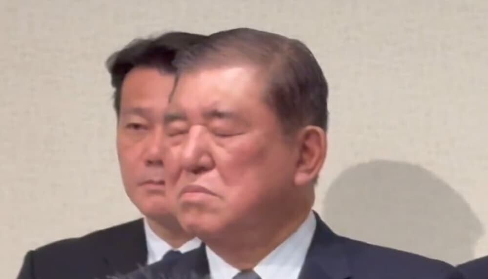 居眠りする石破首相