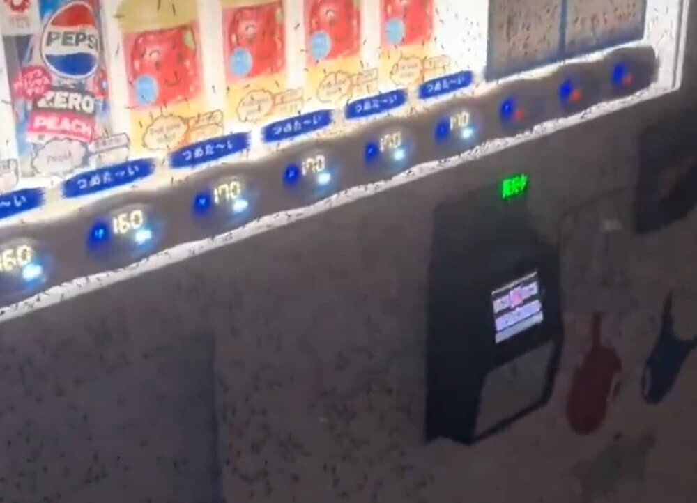 大阪万博の自販機に群がる害虫ユスリカの様子