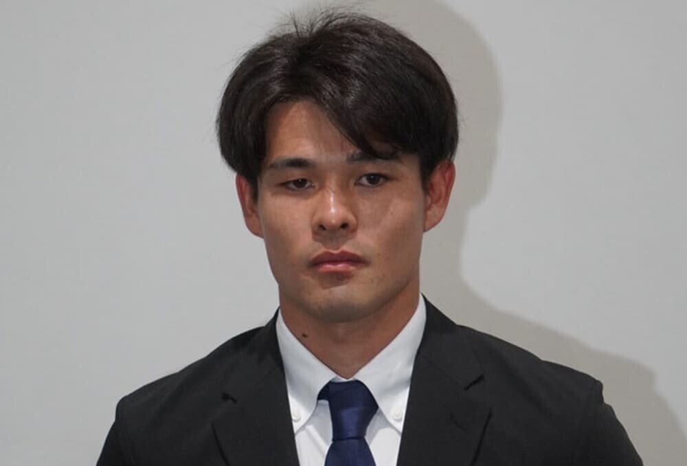 黒スーツ姿で謝罪する佐野海舟選手