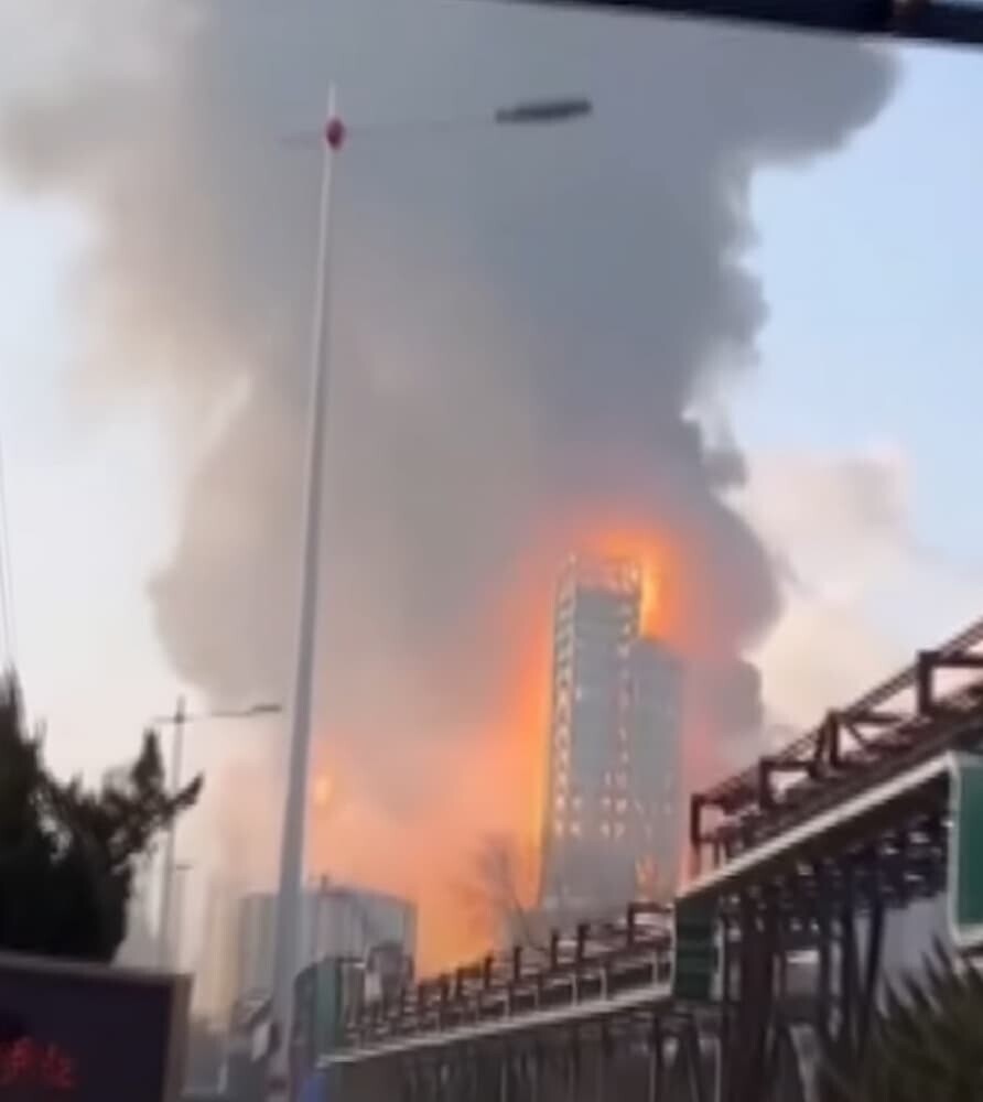 山東省化学工場爆発現場の煙と破壊された建物