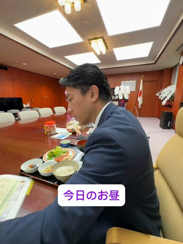 政治家は税金で豪華な食事を楽しんでいる実態