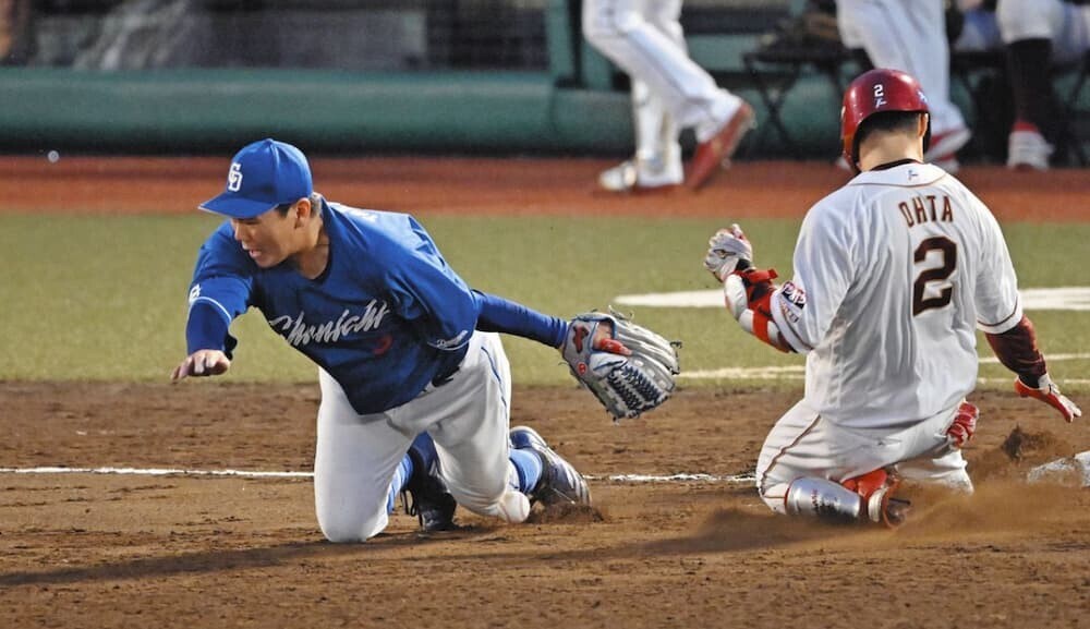 左中間三塁打を放った太田と交錯する中日・高橋周