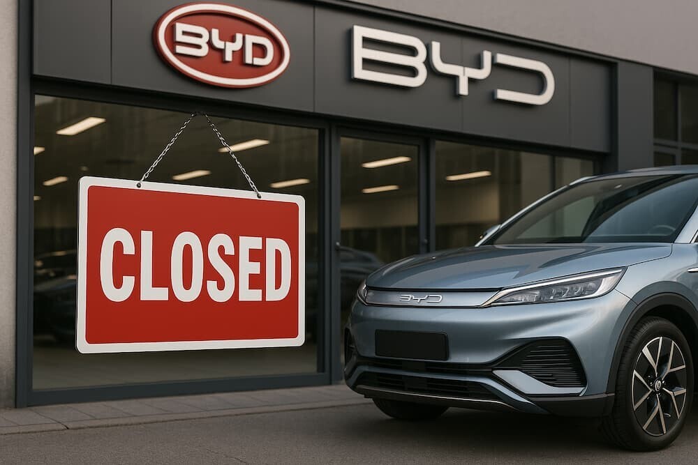 BYDディーラー店舗の閉店看板とBYD車両のイメージ