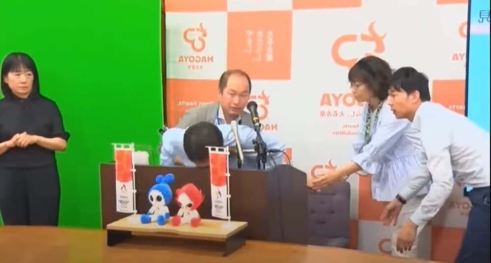 記者会見中に体調不良を起こす市長