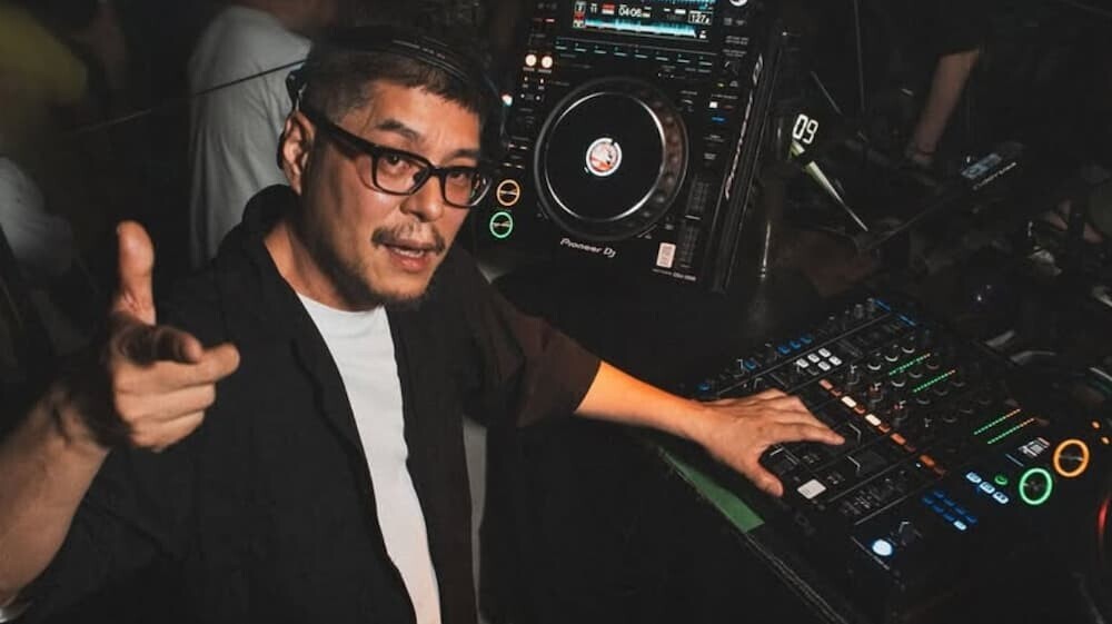 DJブースでヘッドホンをつけDJ SHINKAWAさん